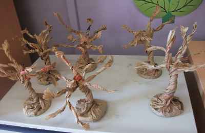 arboles con bolsas de papel